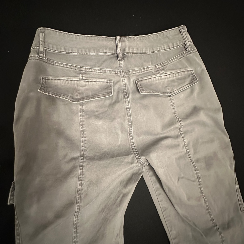WHBM Cargo Pants w/Rhinestone‎ detail-Size 8 - Picture 7 of 9